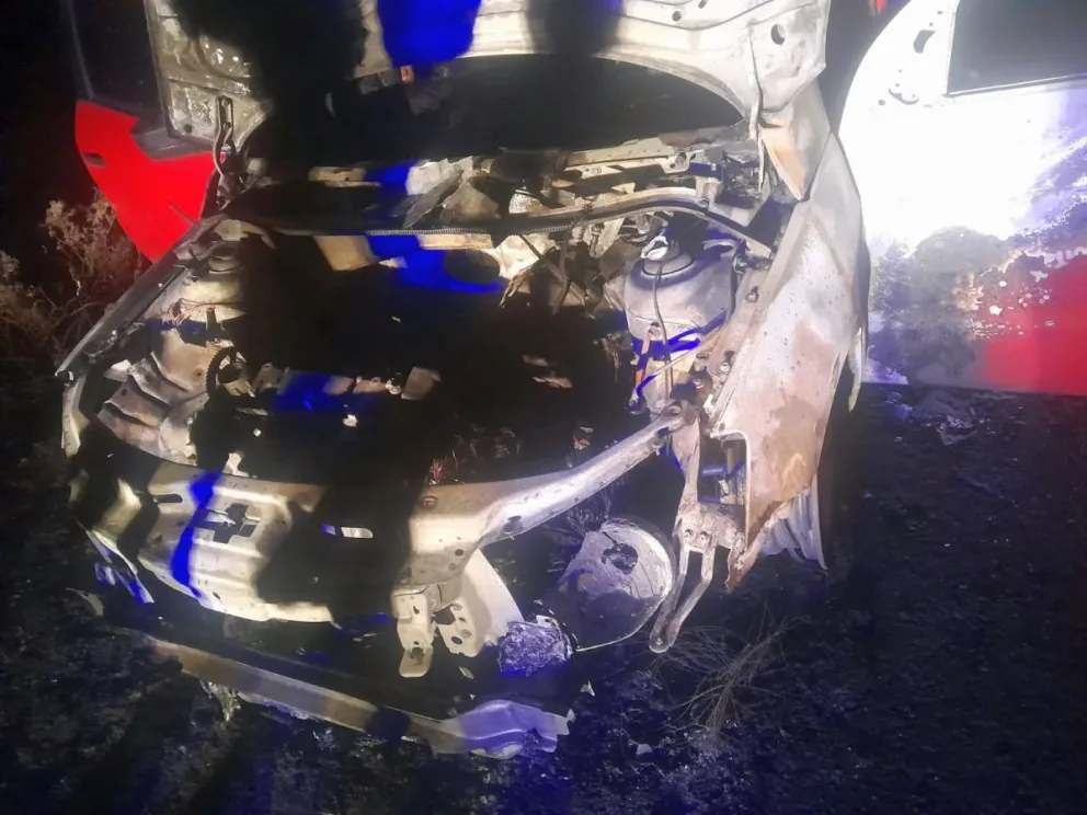 Un matrimonio y su hija menor se salvaron de milagro cuando se les incendió el auto llegando a Trelew