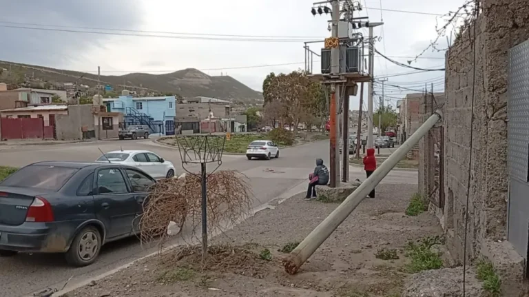 El viento derribó postes en Huergo y Chazarreta
