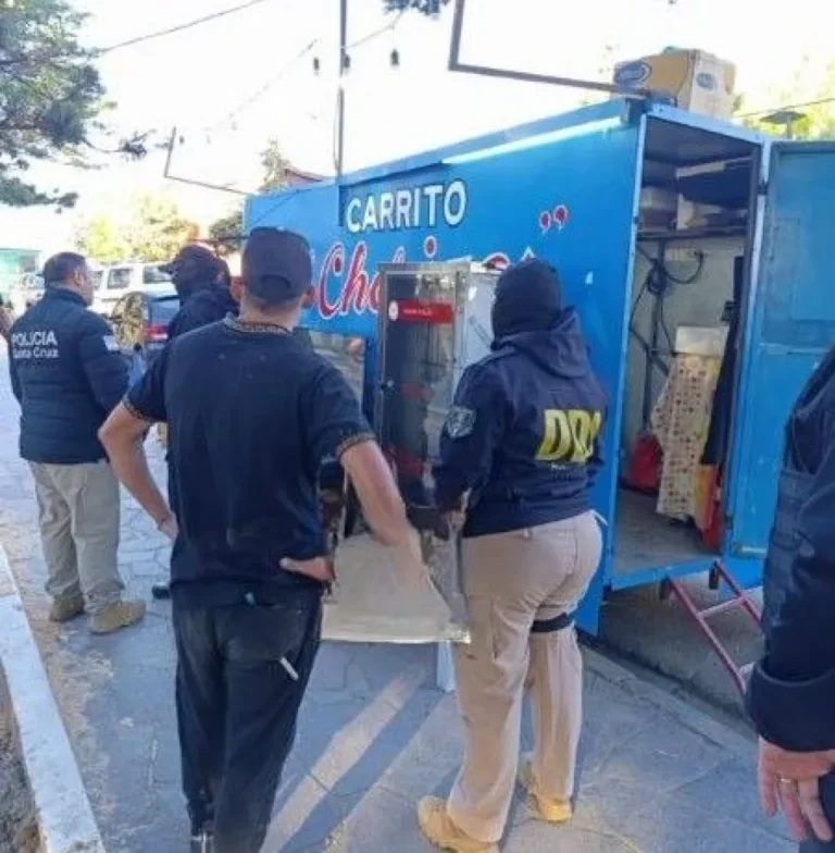 Vendían drogas en puestos de comida rápida frente a una escuela de Caleta Olivia