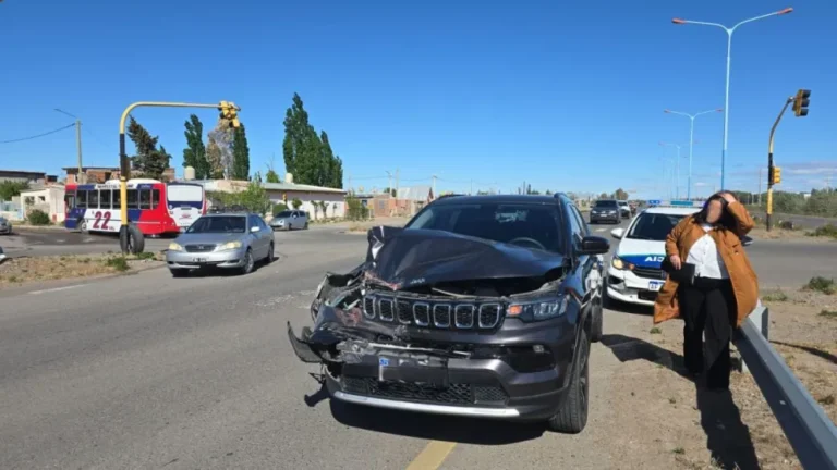 Jeep impacta a colectivo en la intersección de Ruta 25 y calle Epuyén