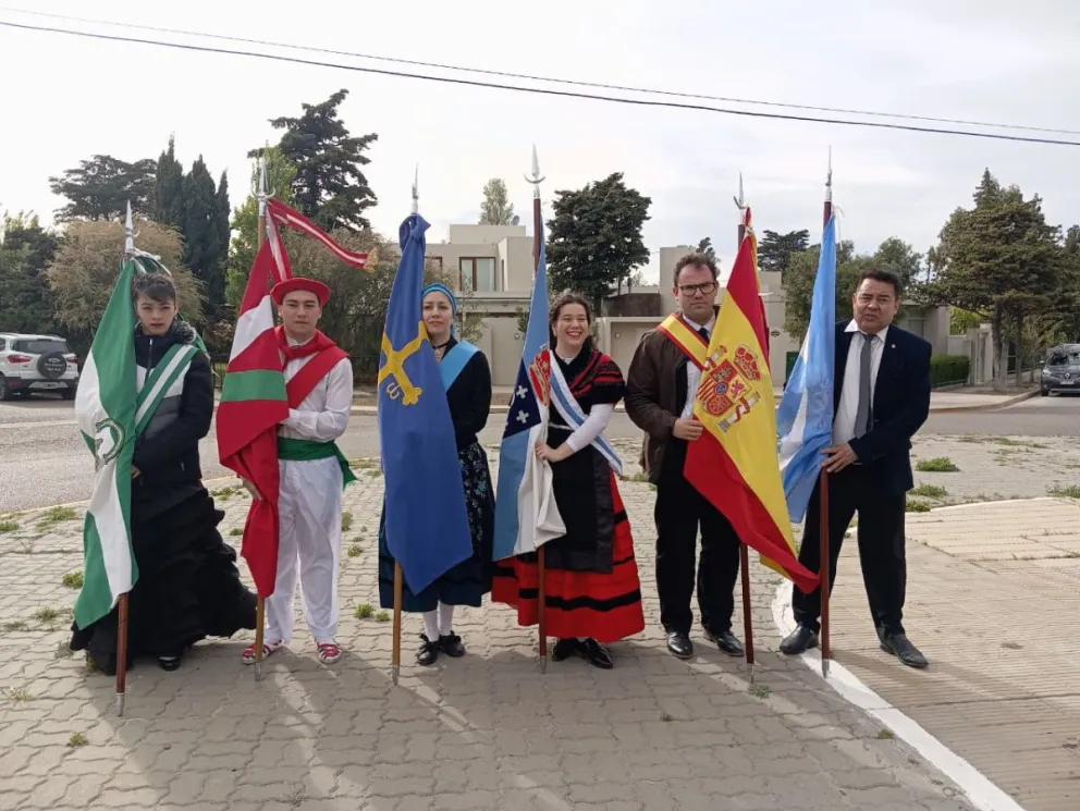 Kilómetro 3 conmemoró el aniversario del 12 de octubre en el histórico mástil de los Inmigrantes Españoles