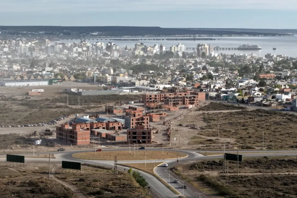 Torres recorrió la obra de 114 viviendas en Puerto Madryn