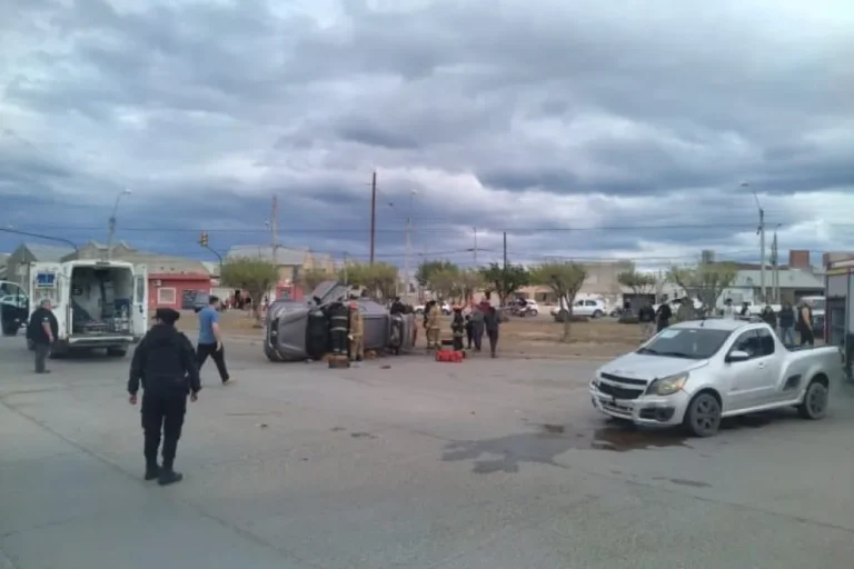 Choque y vuelco en Km 8