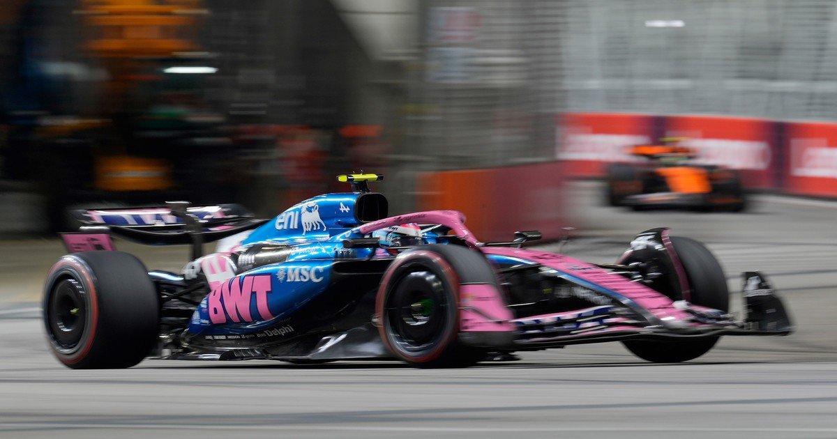 Franco Colapinto sufrió con su Alpine en un accidentado viernes para el GP de Singapur: banderas rojas, chispazos y hasta un choque en la calle de boxes