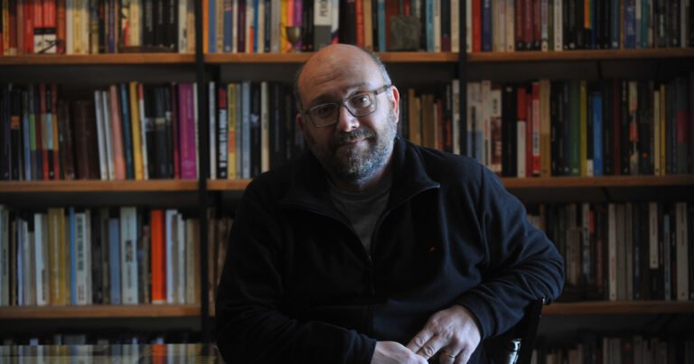 Federico Lorenz: “Nos quieren embrutecer, pero hay que resistir”