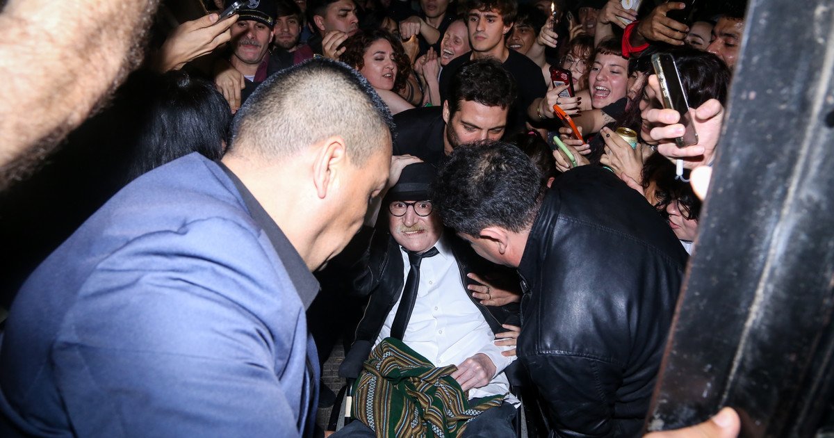 Locura por Charly García en Palermo: una multitud se acercó para saludarlo por su cumpleaños