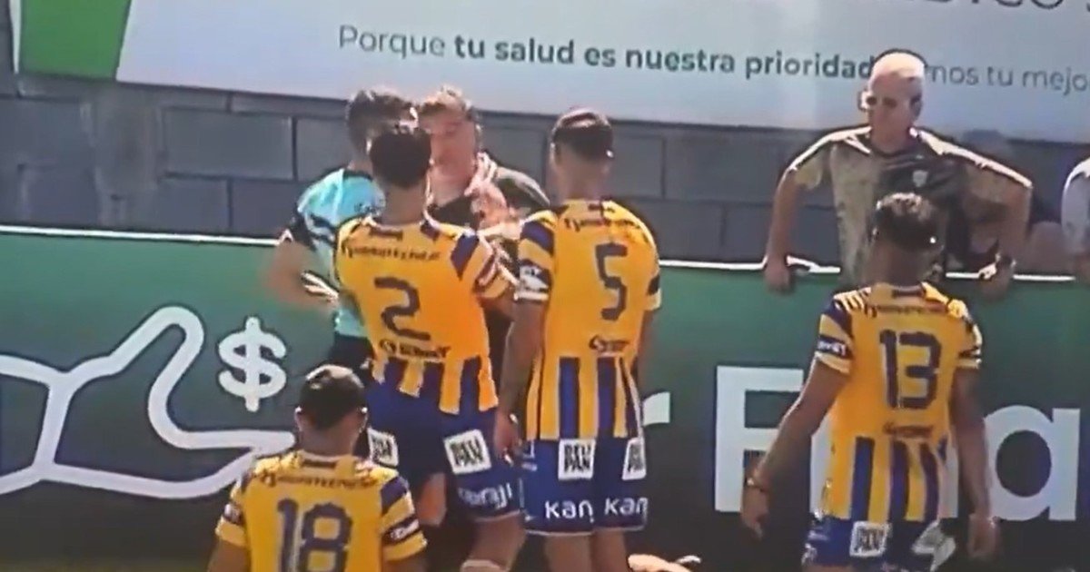 Polémica en la Primera Nacional: el DT de Chaco For Ever le pegó un cachetazo a un jugador de Atlanta y terminó expulsado