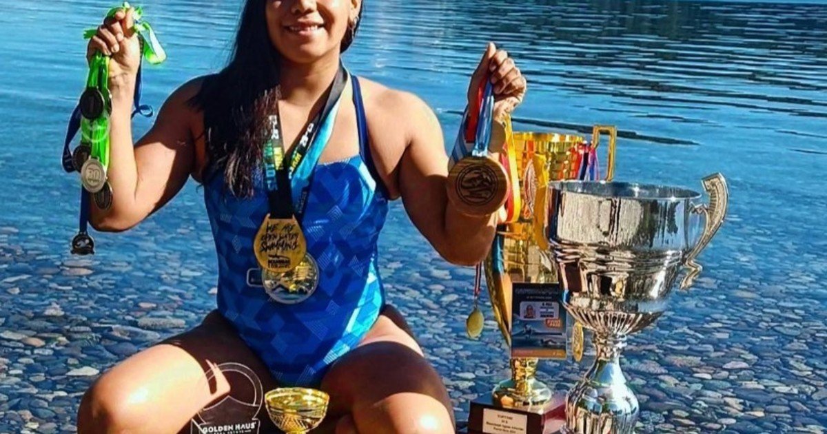 Nadar para poder caminar: la historia de Mayte Puca, de estar postrada y vivir una infancia de dolor a no parar de ganar maratones acuáticas