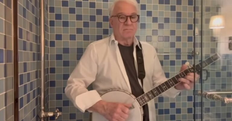 La vida secreta de Steve Martin, el actor cómico que graba discos con un banjo, gana Grammys y está N°1 en el ranking