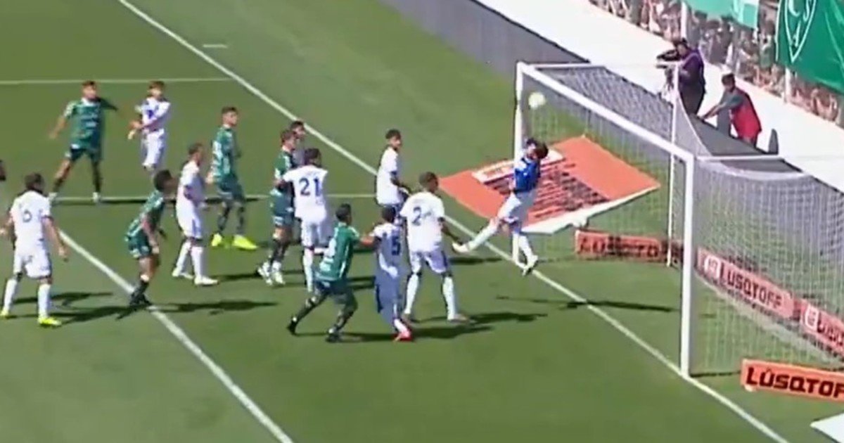 Las increíbles atajadas de Tomás Marchiori: el arquero de Vélez evitó cuatro goles olímpicos de Sarmiento de Junín en cuatro minutos