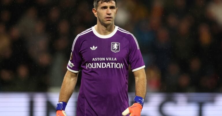 Noche difícil para Dibu Martínez y Buendía con Aston Villa: derrota en Países Bajos, chau invicto en la Europa League y penal a las nubes