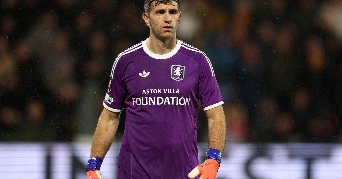 Noche difícil para Dibu Martínez y Buendía con Aston Villa: derrota en Países Bajos, chau invicto en la Europa League y penal a las nubes