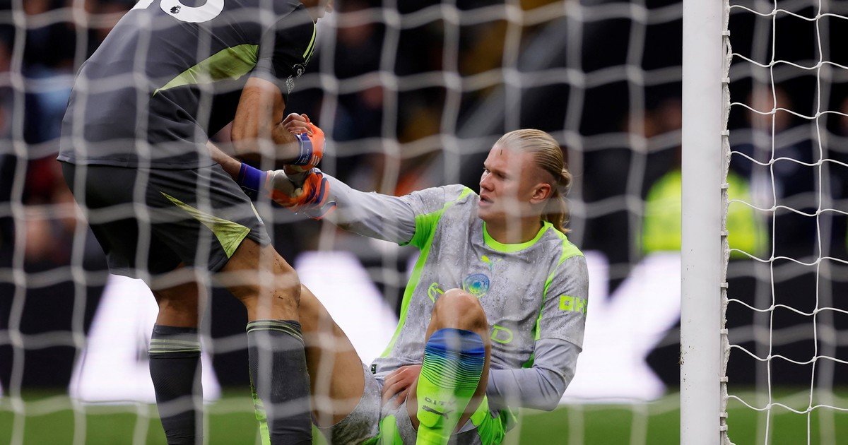 Dibu Martínez dejó seco a Haaland y el Aston Villa le ganó al Manchester City, que se aleja del líder Arsenal en la Premier League