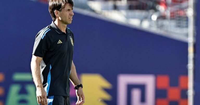 El método Placente: con la filosofía de Pekerman y perfil bajo, el DT de Argentina puede lograr lo que nadie consiguió en la historia de los Mundiales Sub 20