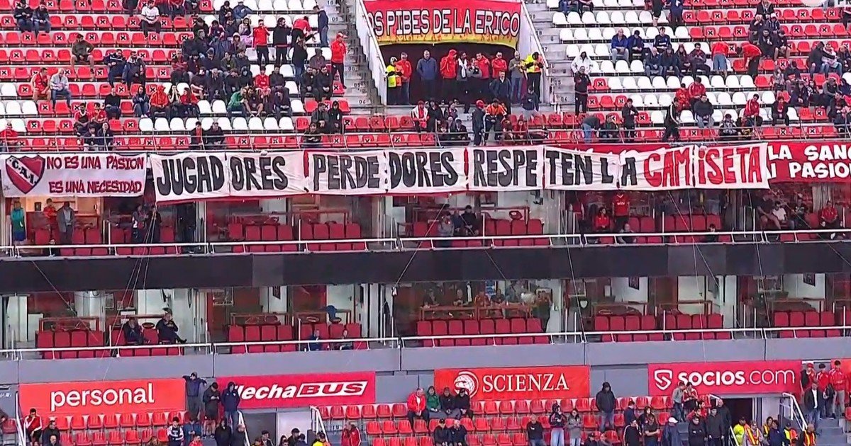Comida para perros, silbidos y bandera contra los jugadores: así recibió su gente a Independiente