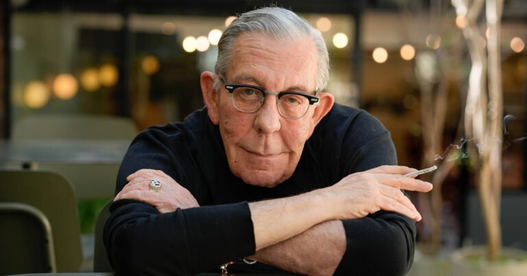 Juan Gatti, el artista argentino que diseñó los mejores discos del rock nacional y es aliado inseparable de Pedro Almodóvar