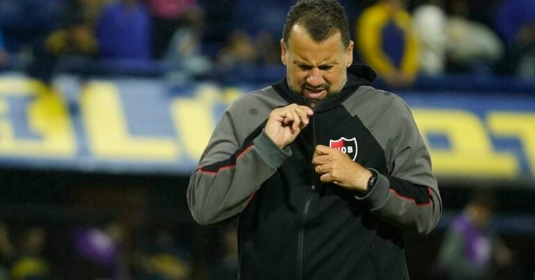 El presidente de Newell's despidió a Fabbiani, aunque se había mostrado con fuerza para seguir como DT tras la derrota ante Argentinos