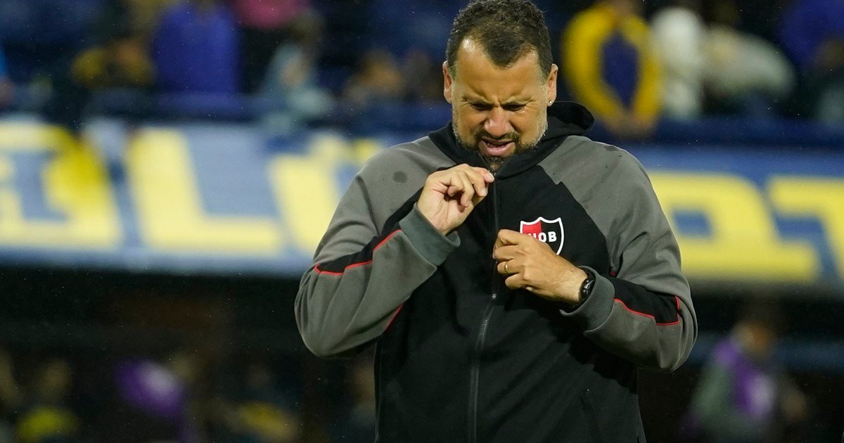 El presidente de Newell's despidió a Fabbiani, aunque se había mostrado con fuerza para seguir como DT tras la derrota ante Argentinos