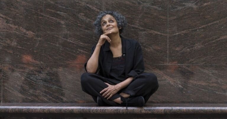 La escritora india Arundhati Roy revela la compleja relación con su madre en su nuevo libro