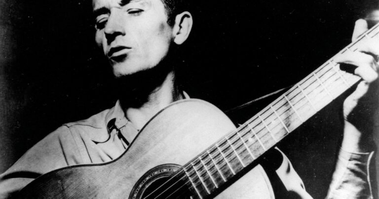 Woody Guthrie, el ídolo de Bob Dylan y Joan Baez que pasó sus últimos once años de vida en psiquiátricos