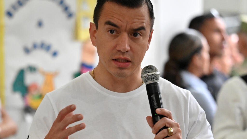 Noboa aparta de su cargo a seis ministros tras la derrota en el referendo en Ecuador