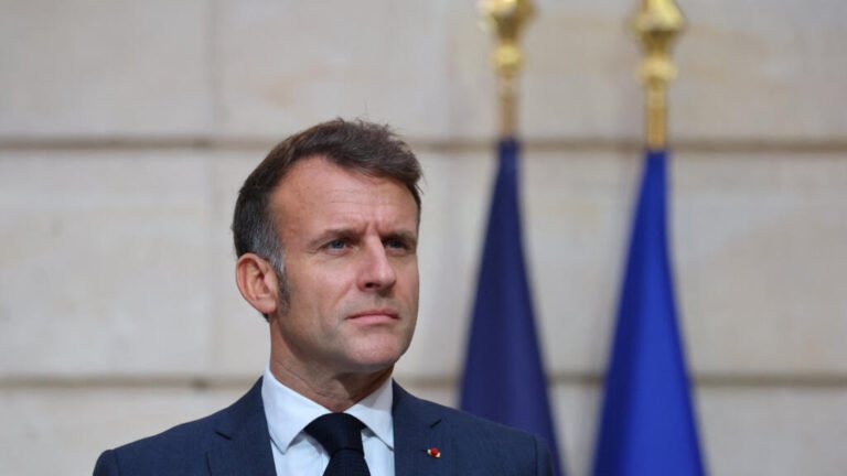 El futuro servicio nacional voluntario no implica "enviar a nuestros jóvenes a Ucrania", asegura Macron