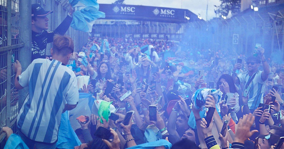 Franco Colapinto, otra vez rockstar en la Fórmula 1: la pasó mal en la pista pero volvió a sonreír con la multitud que lo fue a alentar al GP de Brasil