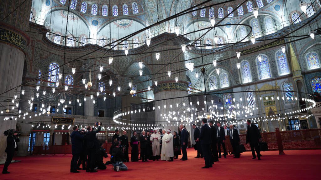 Turquía: el papa León XIV visita la Mezquita Azul de Estambul