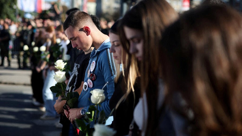 Serbia: un año después del derrumbe en Novi Sad, miles marchan en homenaje a las víctimas