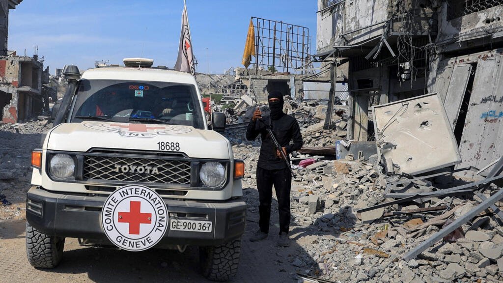 Israel recibe de la Cruz Roja los restos de tres rehenes entregados por Hamás en Gaza