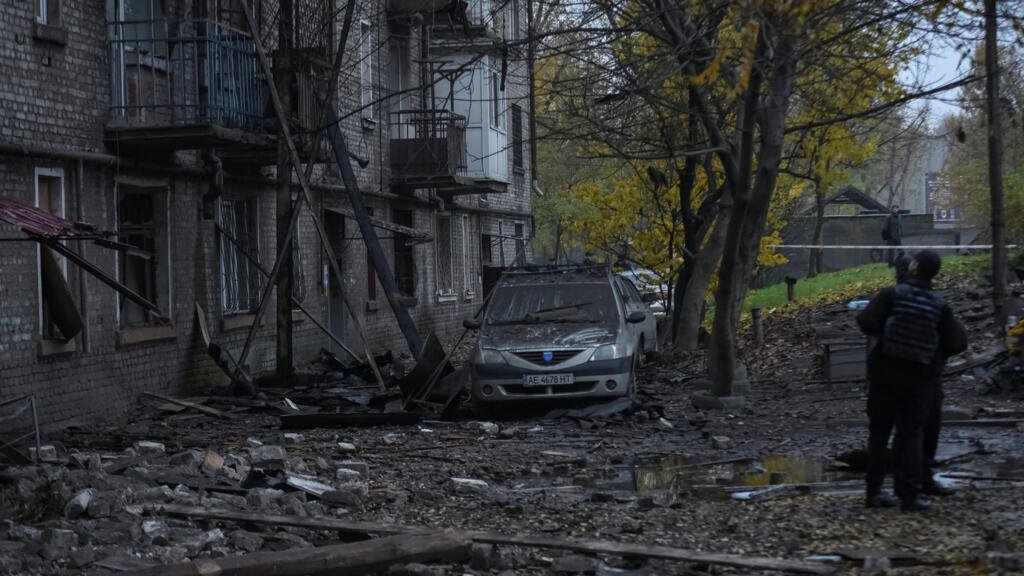 Rusia y Ucrania atacan mutuamente infraestructura esencial, mientras la guerra palpita en Pokrovsk