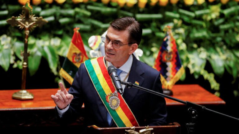 Bolivia: Rodrigo Paz asume la presidencia con "capitalismo popular" y hereda crisis de dólares y combustibles
