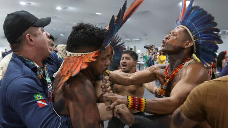 Manifestantes irrumpen en la sede de la COP30 en Brasil y se enfrentan con los guardias