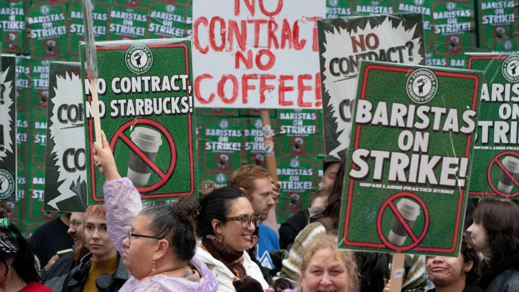 Más de 1.000 baristas de Starbucks entran en huelga en EE. UU. exigiendo mejoras laborales
