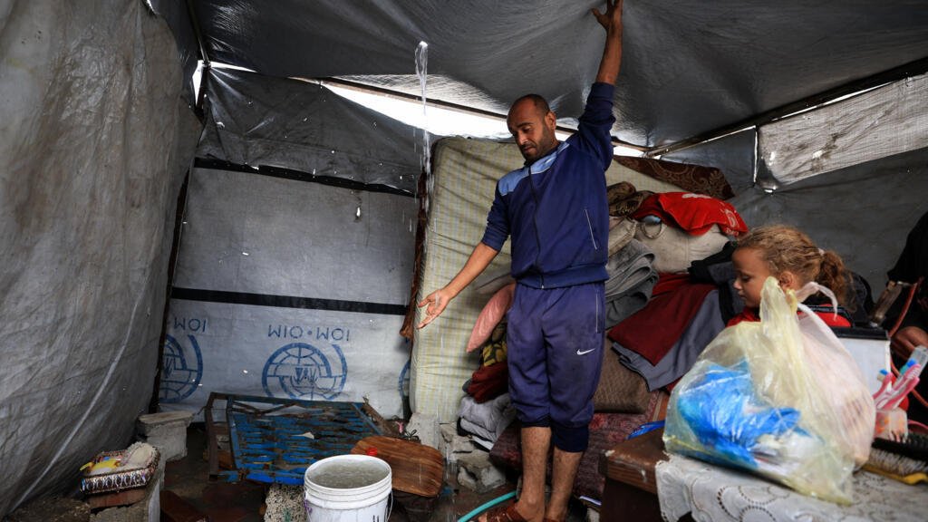 En Gaza, el comienzo del invierno sumerge a los palestinos en el frío y la lluvia