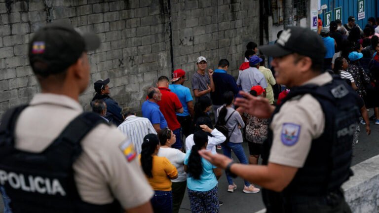 Ecuador: jornada de referendo por seguridad, bases extranjeras y reforma constitucional