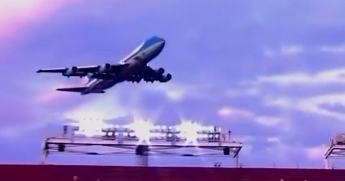 Donald Trump hizo un peligroso sobrevuelo con el Air Force One, llegó tarde a un partido de la NFL y fue abucheado