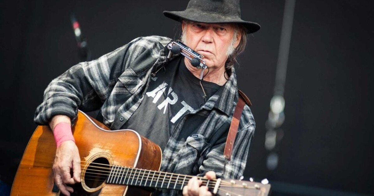 Neil Young cumple 80 y sigue más gruñón que nunca: el cantautor que pasó del folk al rock criticó a Spotify, Amazon, las vacunas y Trump