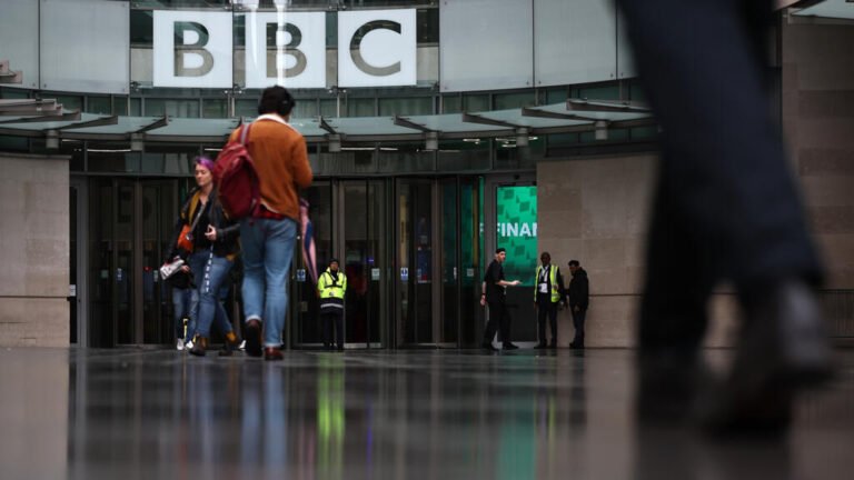 La BBC se disculpa con Trump pero rechaza que haya bases para una demanda por difamación