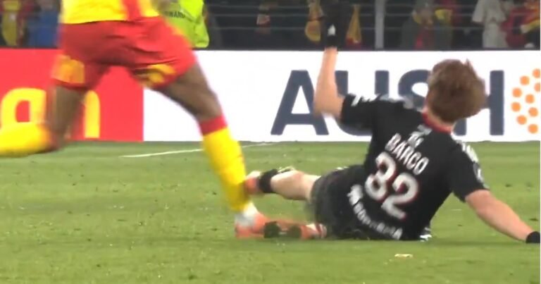 El Colo Barco tuvo un sábado para el olvido: un planchazo lo hizo ver la tarjeta roja y Racing de Estrasburgo perdió con Lens