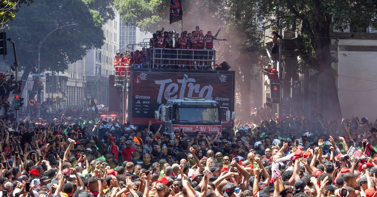 Locura en Río de Janeiro tras el título de Flamengo: del baño de masas para celebrar la Libertadores a los gases de la policía contra los hinchas