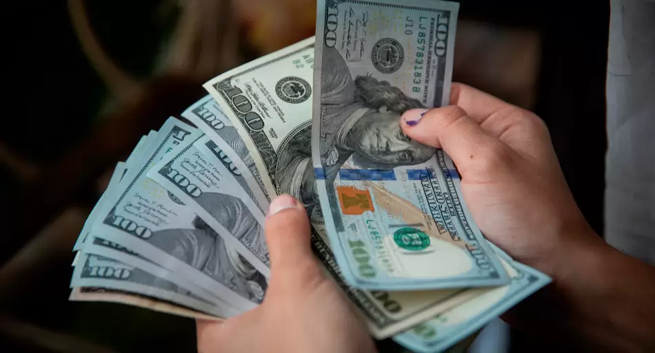 Fluí con el dinero: el libro que integra finanzas e inteligencia emocional para transformar las decisiones económicas