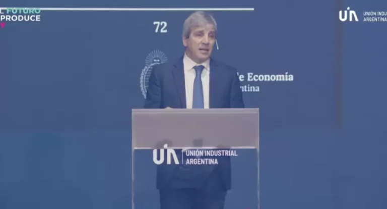 El plan de Caputo ante la UIA: flotación con bandas, acumulación de reservas y "país más libre"