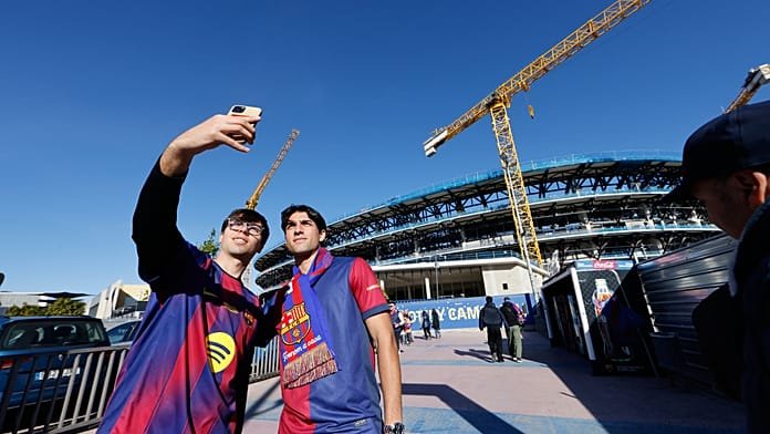 La afición del Barcelona regresa al Camp Nou tras 2 años con la reapertura del estadio