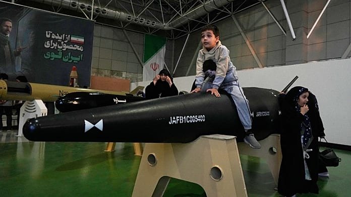 Irán exhibe misiles balísticos y drones por 1ª vez tras la guerra con Israel