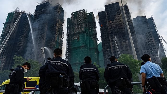 Hong Kong, al menos 44 muertos y cientos de desaparecidos en incendio en un complejo de viviendas