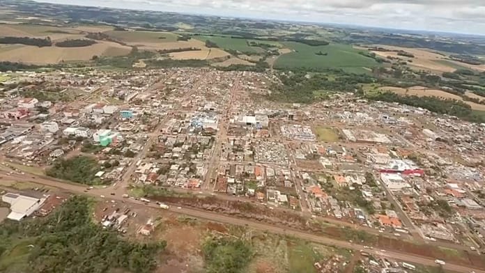 Imágenes de dron muestran destrucción generalizada tras el paso de un tornado mortal en Brasil