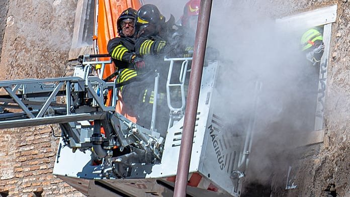 Vídeo, la medieval Torre dei Conti de Roma se desploma parcialmente durante las obras