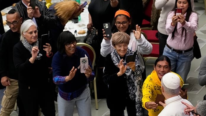 León XIV almuerza con 1.300 personas en la Jornada de los Pobres y llama a reforzar la solidaridad