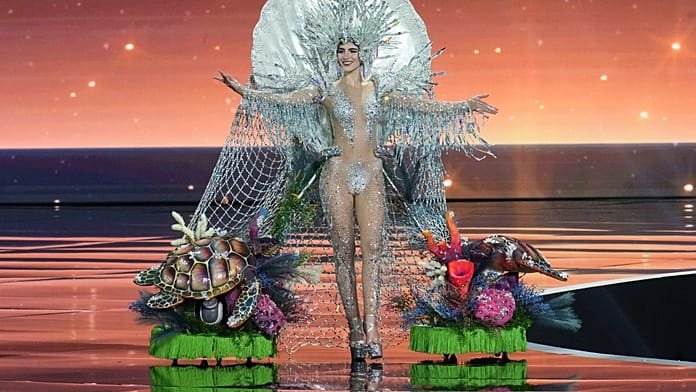Las candidatas de Miss Universo lucen trajes nacionales en el escenario